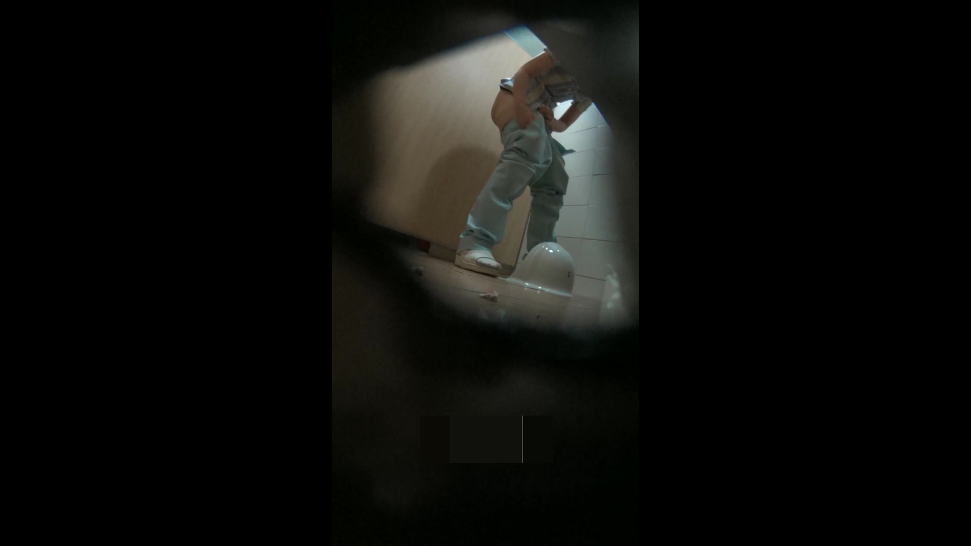 公共女廁趴牆根拍攝到的豐臀美女少婦如廁 肥臀大屁股看得誘惑十足 1080P高清