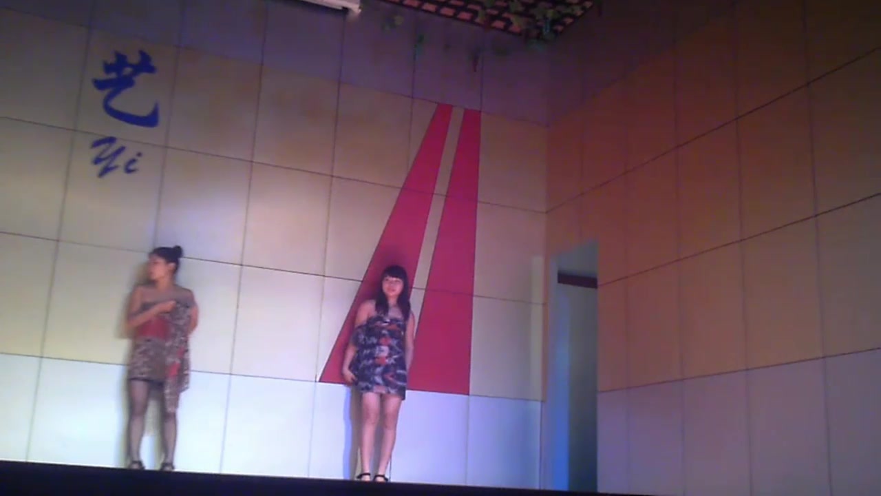 东北农村婚礼现场❤️找来草台班子表演脱衣舞气氛烘托到最嗨