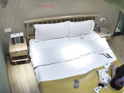 上帝视角小情侣开房 男人的口交和加藤鹰指先让女生情绪上来 然后对着逼 就是猛的开炮1