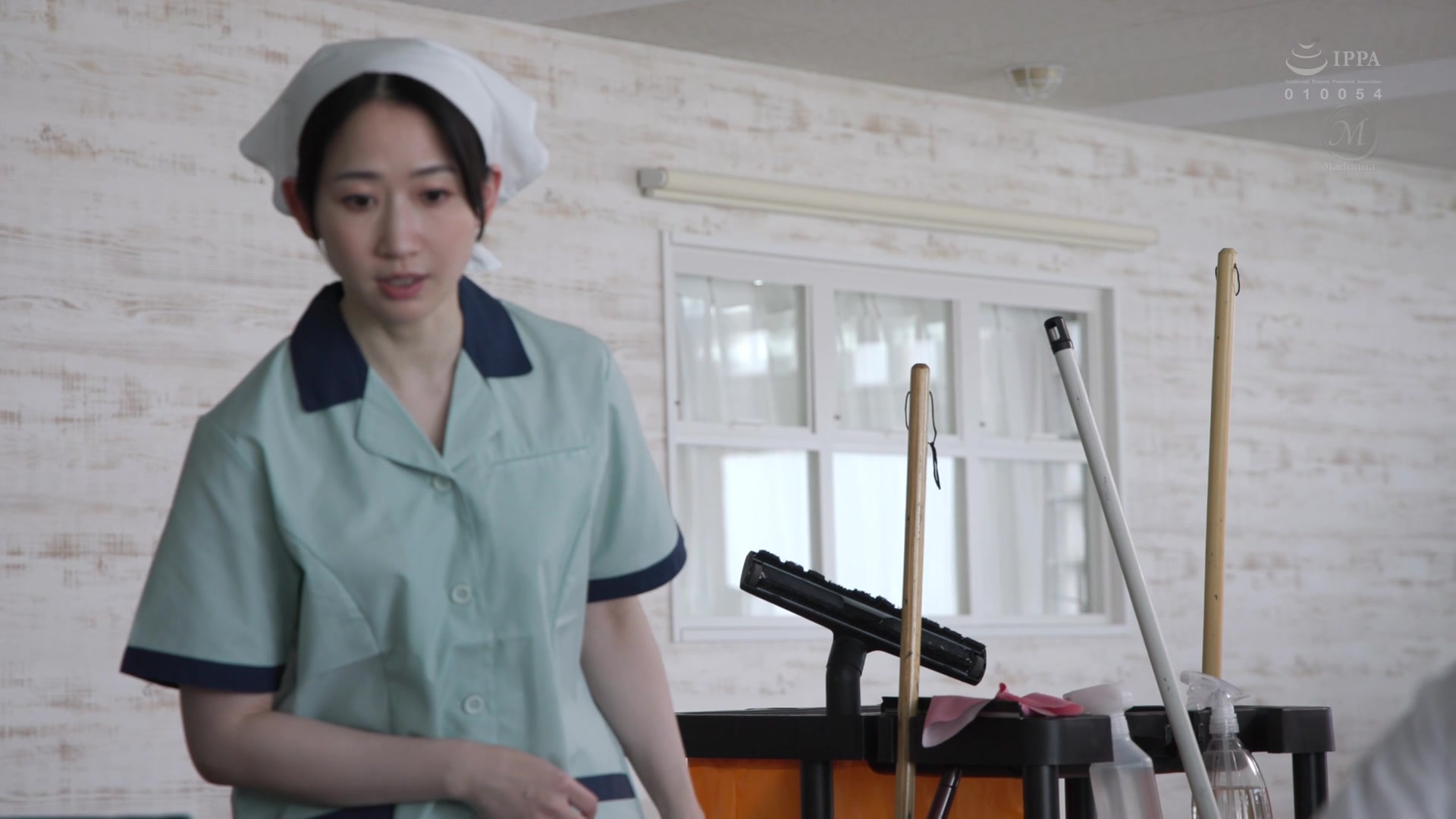 JUR-681 清掃員NTR ～僕とは馬力が違うと豪語する、体育会系のクソ男にハメられて無尽蔵のハードFUCKで寝取られた妻～ 水戸かな - 1of5