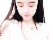卡哇伊超嫩姐妹花雙女大秀 ，露奶裝，白皙奶子誘惑 ，翹起屁股假屌抽插粉穴 ，抹上乳液拉珠插菊花 ，炮友深喉口