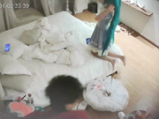 乐橙两女一男女闺蜜一直在助攻男人上另一个女生两人被窝操的时候闺蜜都在现场剧情太刺激强烈推荐