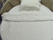 光头大汉招嫖丰满的少妇妓女 这是灵魂肉体双契合 光头对少妇一通乱啃 妓女少妇一脸的嫌弃推开