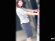 很有气质的OL丝袜美腿柜员，极品邻家漂亮少妇，被客户强行下药迷奸强奸，各种角度抽插 内射一次后再颜射
