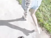 日乡村道上小姨子被陌生人追着打飞机在金钱的诱惑下瞒着姐夫与陌生人车震狂操高潮内射！