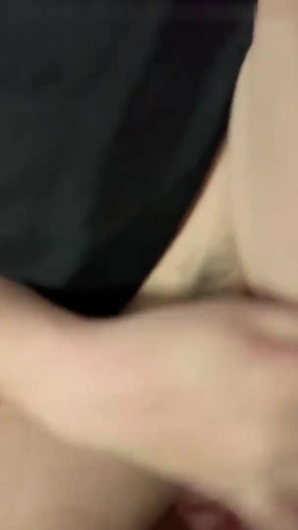 变态弟弟趁爸妈出门后，立马强奸姐姐！亲姐越反抗畜生弟弟操的越厉害