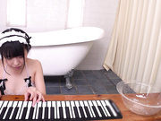 MISM-432 （私は便器出身です。）男優16人合計8840mlの濃縮おしっこ全部飲む。喉奥飲尿便女 真宮しおり - 3of5