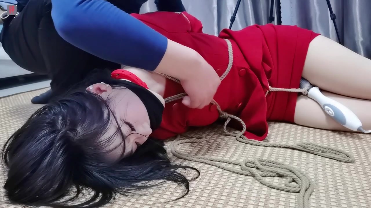 眼前一亮！美容院新人嫩模可儿，试镜捆绑SM大牛伺候！美容院的妹子皮肤就是白皙超嫩，清纯漂亮可人儿，露阴毛，害羞矜持