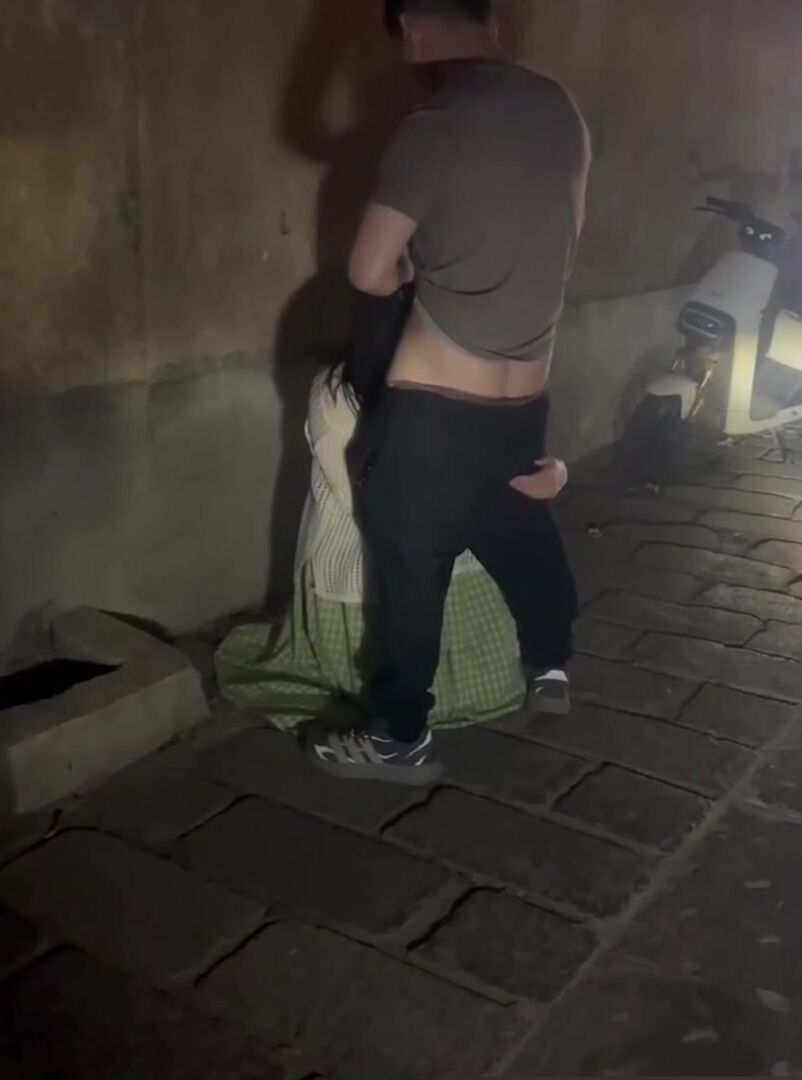 青州古城深夜炸裂！一对情侣胆大包天，竟在古街小巷上演“活春宫”！