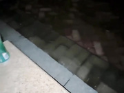 接妹妹放学，在学校大门口的石凳上扒光开操，内射