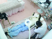 黑客破解美容整形诊所监控偷拍❤️两个贫乳靓妹做丰胸手术医生准备从臀部和阴部附近抽脂