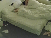大学城花臂男带哺乳期的媳妇儿开房 媳妇儿在男人身边看手机自慰 因为生产胖了点 但脸型好看1
