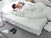 大学城花臂男带哺乳期的媳妇儿开房 媳妇儿在男人身边看手机自慰 因为生产胖了点 但脸型好看1
