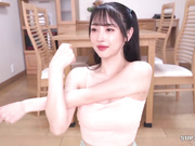 非常甜美的邻家水灵女孩，在家里练瑜伽，紧身瑜伽裤 翘着蜜臀，谁能顶得住啊！摸一摸就湿透了裤子！颜值非常高