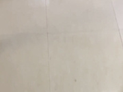 老妈身着妩媚搞清洁，儿子忍受不住客厅内射亲妈