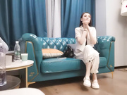 外圍長腿小姐姐，騷的很，還穿情趣護士裝調情，妹子自摸翹起屁股扭動，開檔黑絲大屁股騎乘撞擊