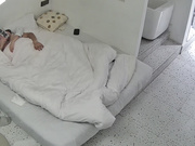 流出酒店偷拍❤️搞笑年轻情侣男友穿上吊带黑丝和情趣内衣女友做爱越战越勇