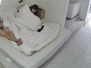 流出酒店偷拍❤️搞笑年轻情侣男友穿上吊带黑丝和情趣内衣女友做爱越战越勇