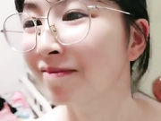 眼镜妹身材好棒腰细屁股大后入爽翻女上的时候竟然拽着自己的逼往下