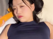 在孩子面前被扛肩无套猛插高潮连连秒变听话小母狗