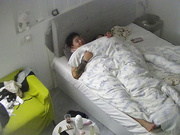 公寓酒店花臂男酒店猛操长发美女 还对着镜子自拍留念 还让美女换上女仆满足男人的淫癖 (2)