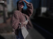 酱被出租车司机迷奸内射在车里，再带回家强奸，特别甜美漂亮的爆乳美眉，被干的楚楚可怜又害怕